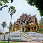 typisches gestaffeltes Dach der laotischen buddhistischen Tempel